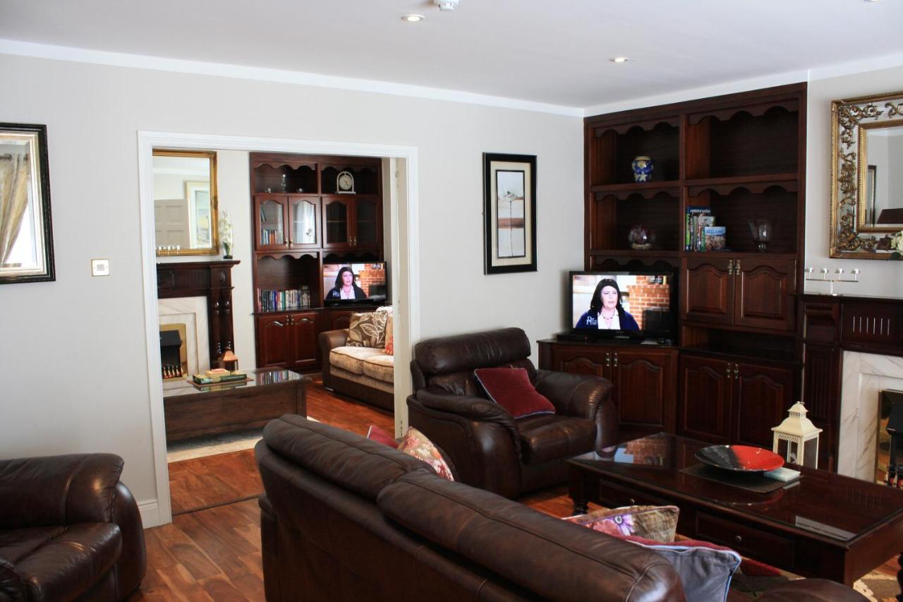 Town Centre Location -Free Private Parking -Luxury 4 Bedroom House All En-Suite With Power Showers -Full Kitchen, 2 Living Rooms - Great Location - Shops And Restaurants 3-Minute Walk -Fast Wi-Fi -Sleeps 9 Guests Killarney Exterior foto