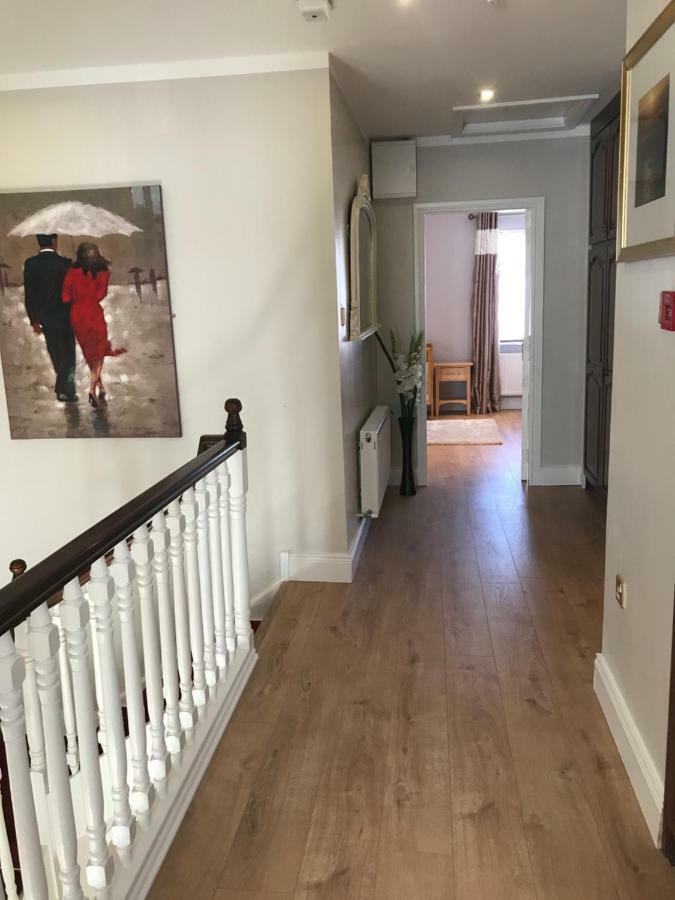 Town Centre Location -Free Private Parking -Luxury 4 Bedroom House All En-Suite With Power Showers -Full Kitchen, 2 Living Rooms - Great Location - Shops And Restaurants 3-Minute Walk -Fast Wi-Fi -Sleeps 9 Guests Killarney Exterior foto